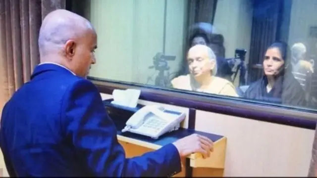 પત્ની અને માતાને મળતા કુલભૂષણ જાધવ