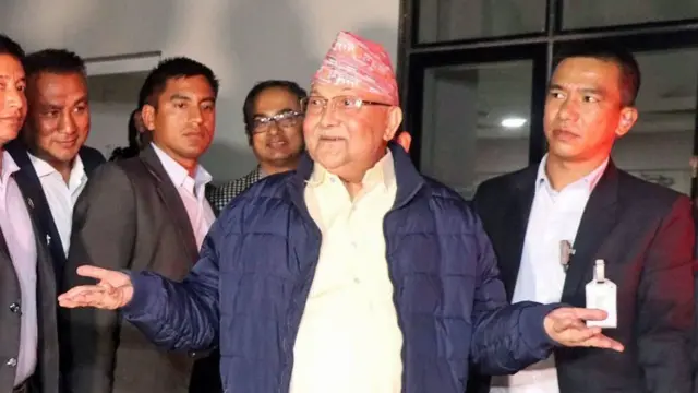 अस्पतालमा दुई दिन बसेर अक्टोबर ३१ मा आफ्नो निवास फर्कँदै प्रधानमन्त्री ओली