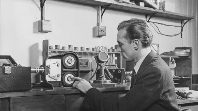 1946年1月，英国广播公司BBC的移动摄影组走访柯达实验室录制高速相机拍摄的素材。这相机每秒拍摄3000幅照片。