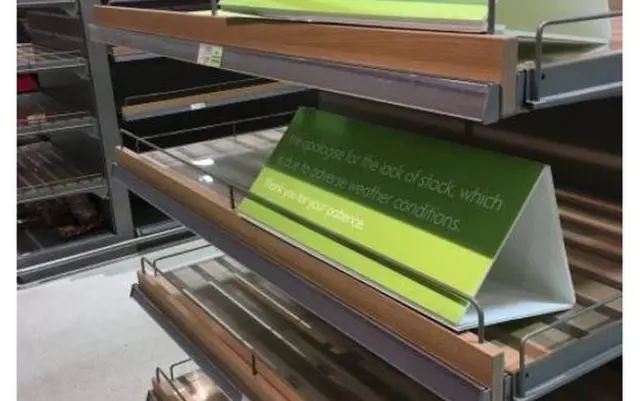 英国网友晒图：超市 货架空空，解释原因是天气恶劣，送货没跟上