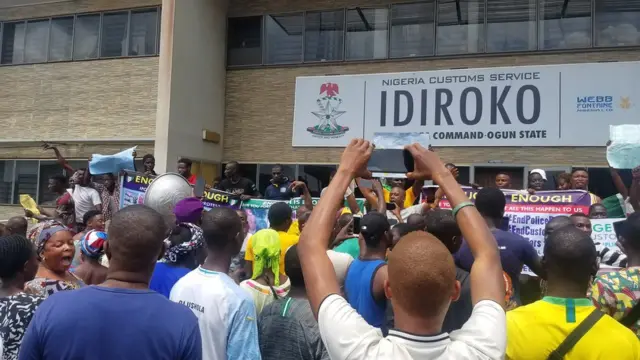 Aworan awọn oluwọde niwaju ileeṣẹ aṣọbode Idiroko