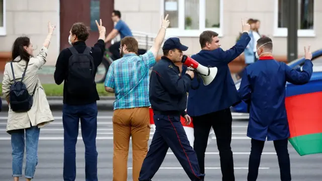 Милиционер обращается к протестующим
