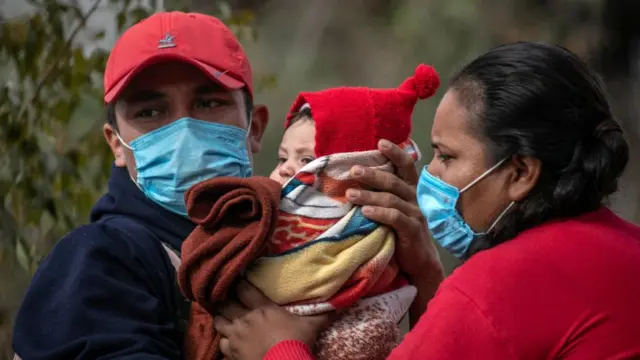 Los solicitantes de asilo mexicanos del estado de Guerrero esperan registrarse en un campamento de migrantes en la frontera entre Estados Unidos y México el 23 de febrero de 2021 en Matamoros, México.