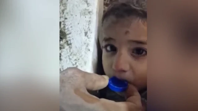 ये बच्चा 45 घंटों से फँसा हुआ था, बचावकर्मी बोतल के ढक्कन से पानी पिलाकर बच्चे को हौसला देते हुए