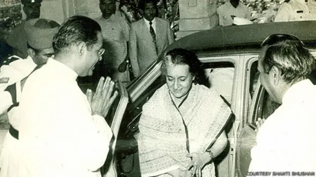 અલાહાબાદ હાઈ કોર્ટમાં સુનાવણી માટે જઈ રહેલાં ઇંદિરા ગાંધી