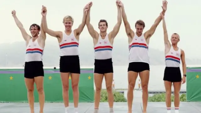 অলিম্পিক পদক জয়ের পর সঙ্গীদের সাথে এ্যাড্রিয়ান