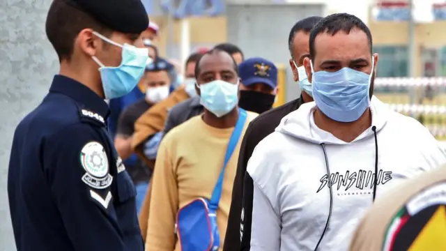 عمال وافدون يستعدون لمغادرة الكويت