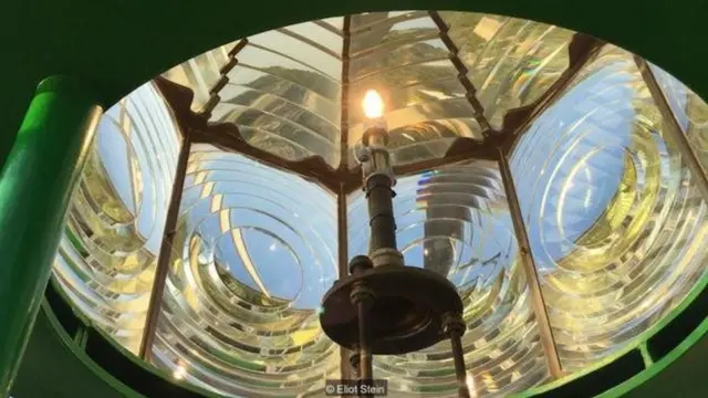 लाइट हाउस में शक्तिशाली लेंस लगे हैं