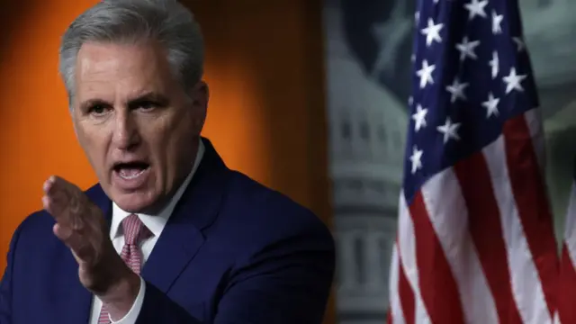 매카시 공화당 하원 원내 대표는 전면적인 정부 예산 삭감에 민주당이 동의하도록 압박하겠다고 위협하고 있다