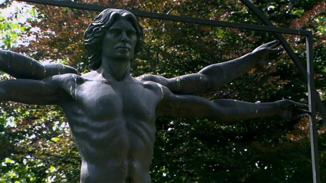 "Homenagem a Leonardo" do escultor italiano Enzo Plazzotta, localizado na Belgrave Square, em Londres