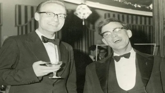 डा. जोन कनिङ्घमसँग डा. बार्नी रोस्डेल