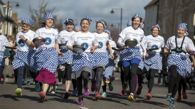 Дівчата біжать з пательнями