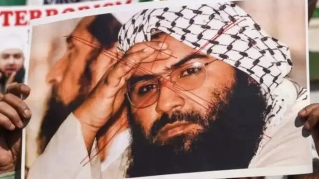 संयुक्त राष्ट्र ने पाकिस्तानी चरमपंथी संगठन जैश-ए-मोहम्मद के अध्यक्ष मसूद अज़हर का नाम विश्व के आतंकवादियों की सूची में शामिल कर रखा है.