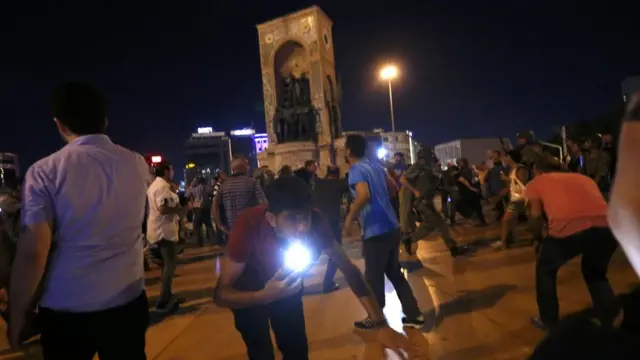 Tanto en Estambul (foto) como en Ankara, la capital, se reportaron tiroteos y enfrentamientos entre militares y civiles. Los golpistas decretaron el toque de queda y la ley marcial en el país. Aunque ahora las autoridades aseguran que el levantamiento ya fue controlado, quedan escaramuzas en Ankara.