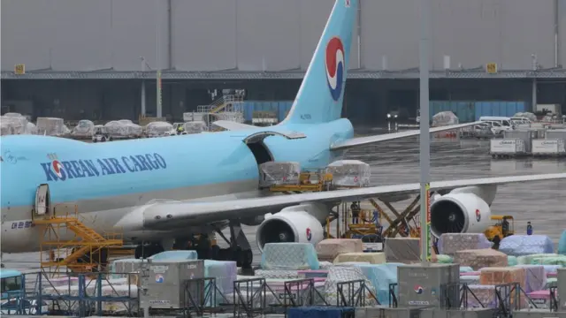 코로나19 모더나 백신 101만회분이 23일 인천공항에 도착해 옮겨지고 있다