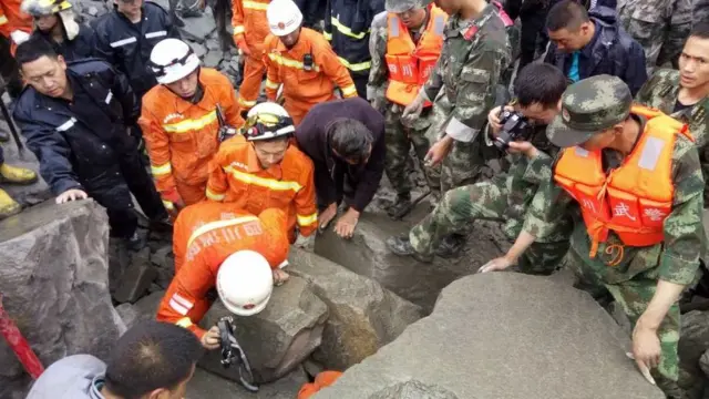 现场救援人员发现废墟下仍有生命迹象