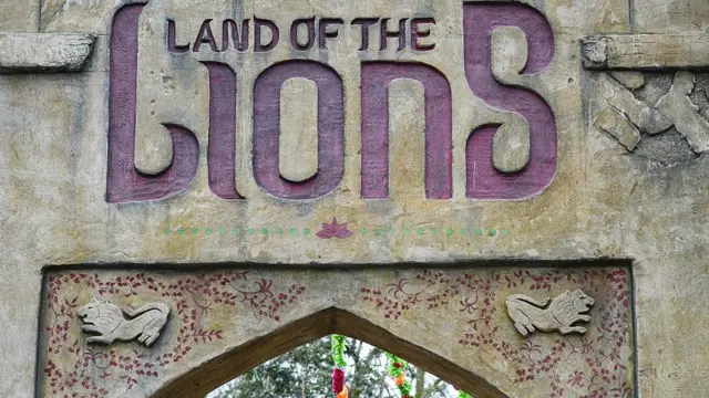 લાયન લખેલું બોર્ડ