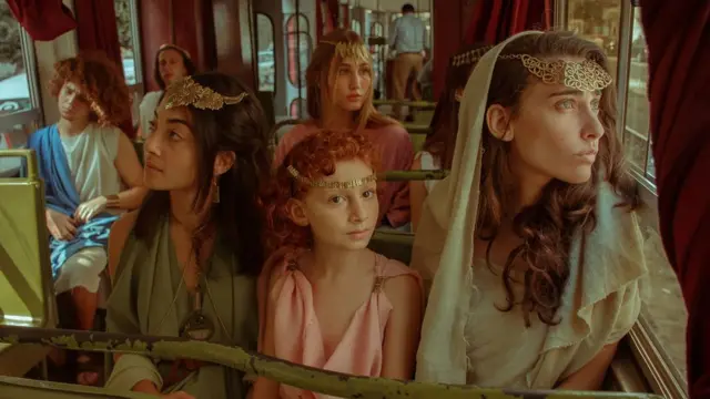 المجموعة ترتدي زي روماني داخل "ترام" الإسكندرية