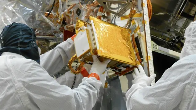 Hombres ensamblando OSIRIS-REx