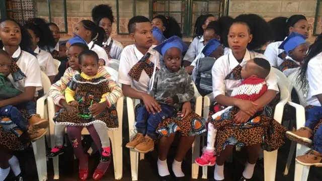 Hawa ni baadhi ya wasichana waliopata mimba za utotoni na watoto wao siku ya mahafali