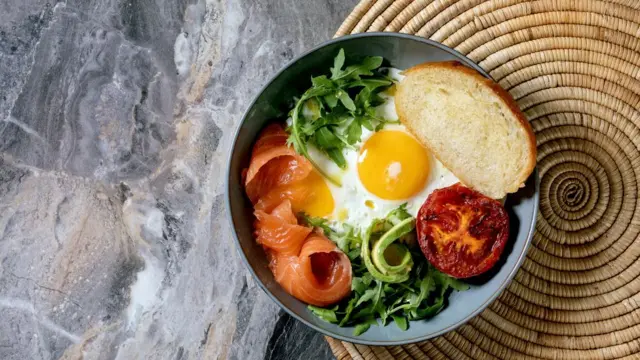 Les protéines et les nutriments contenus dans les œufs et les poissons gras peuvent aider votre corps à récupérer, même si votre appétit est faible.