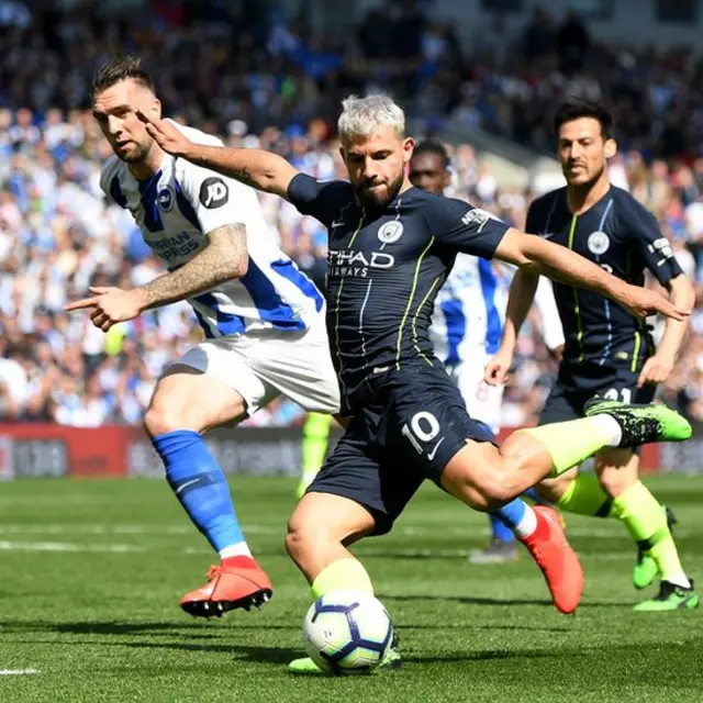 Sergio Agüero define con la zurda.