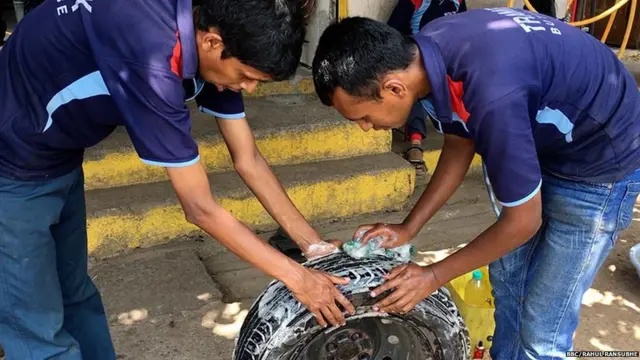 गॅरेजमध्ये काम करताना मेकॅनिक