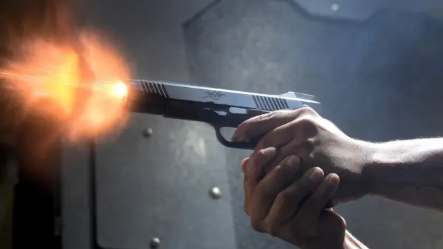 Hombre disparando una pistola