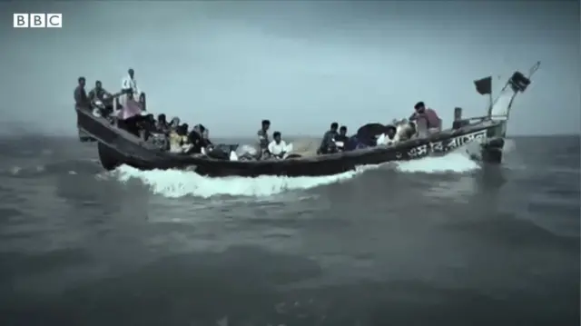 ภาพแคปหน้าจอเรือบรรทุกผู้ลี้ภัยกลางทะเล