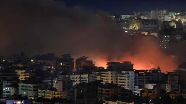 İsrailin cümə axşamı günü gecə saatlarında şəhərin cənub ətraflarına zərbələr endirməyə başladığını bildirməsindən sonra Livanın paytaxtı Beyrutda qırmızı tüstü görünür.