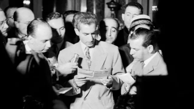 شاهنشاه در سال ۱۳۳۹ در یک کنفرانس خبری به سوالات روزنامه‌نگاران برجسته پاسخ داد