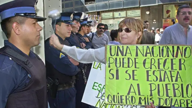 El crisis que culminó en el traumático corralito en el 2001 es, según el macrismo, un error del pasado que no buscan repetir.