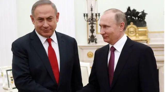 રશિયાના રાષ્ટ્રપ્રમુખ વ્લાદિમિર પુટિન સાથે બિન્યામિન નેતન્યાહૂ
