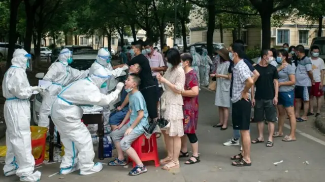 கொரோனா சோதனை மேற்கொள்ளப்படும் சீனர்கள்