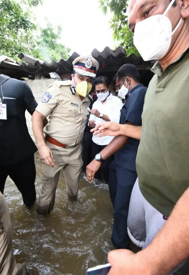 వరద ప్రాంతాల్లో రాష్ట్ర పురపాలక శాఖ మంత్రి కేటీఆర్ పర్యటించారు