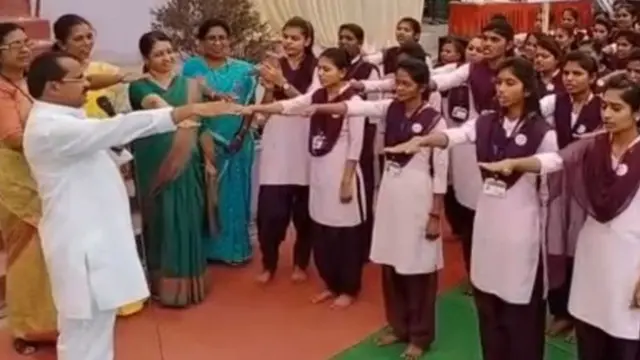 शपथ लेती छात्राएं