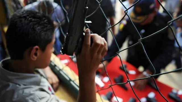 Niño con un arma de juguete