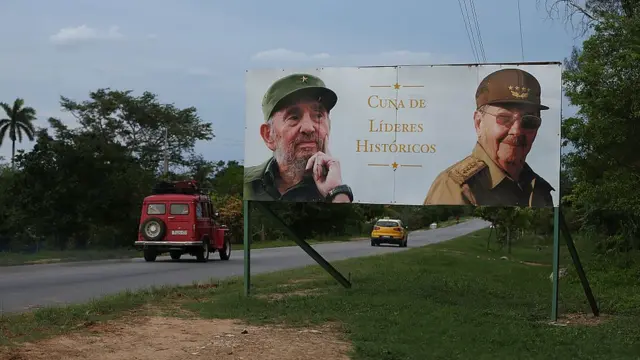 Un cartel con los rostros de los hermanos Castro en Birán, localidad natal de ambos.