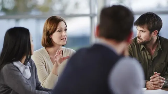 اجتماع يضم رجالا ونساء يتناقشون بجدية