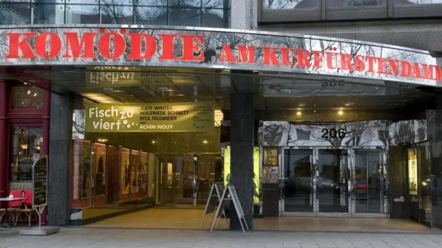 مدخل أحد النوادي الليلية التي تقدم عروضا كوميدية