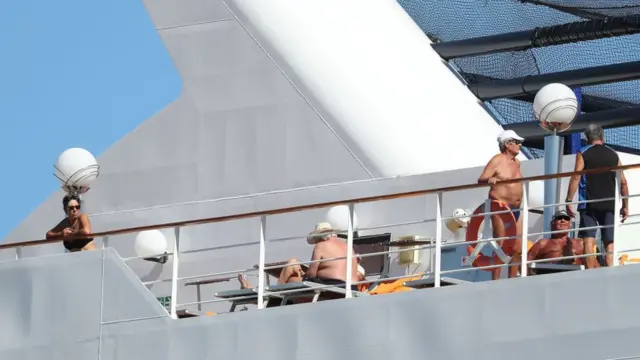 Pasajeros en la cubierta del crucero.