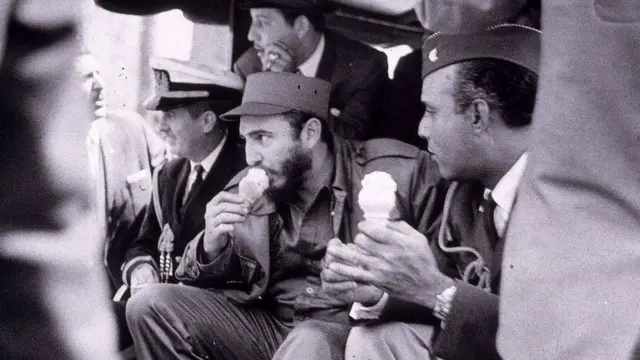 Кастро ест мороженое, катаясь по зоопарку Бронкса (апрель 1959 г.)