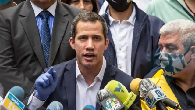 Хуан Гуайдо с января 2019 года называет себя действующим президентом страны