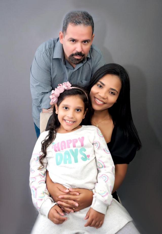 Nicolle junto com os pais