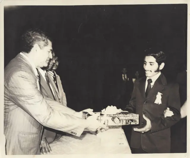 Carlos Castro cuando se graduó de bachiller en El Salvador.