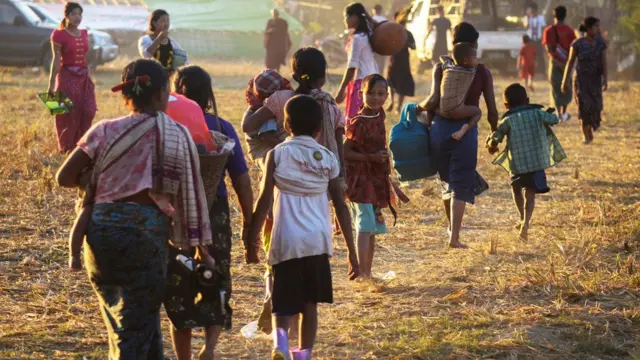 အစိုးရတပ်မတော်နဲ့ ရက္ခိုင့်တပ်မတော် တို့ အကြား တိုက်ပွဲတွေကြောင့် အရပ်သား ထောင်နဲ့ချီ နေရပ်စွန့်ခွာနေရ