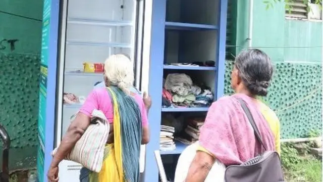 ફ્રિજમાંથી જમવાનું લેવા જતી મહિલાઓ