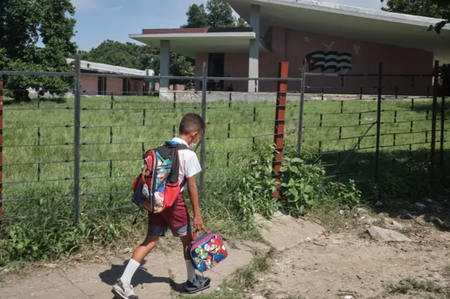 إيكو رودريغيز لارا في طريقه إلى المدرسة