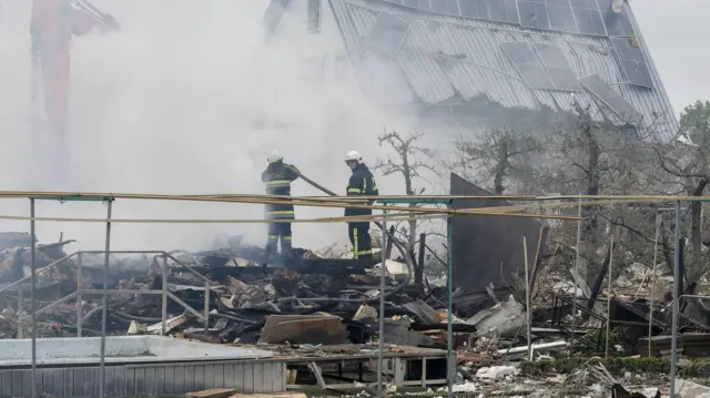 پس از شلیک ۳۶۷ پهپاد و موشک از سوی روسیه در شنبه شب، حداقل ۱۲ نفر در اوکراین کشته و دهها نفر زخمی شدند