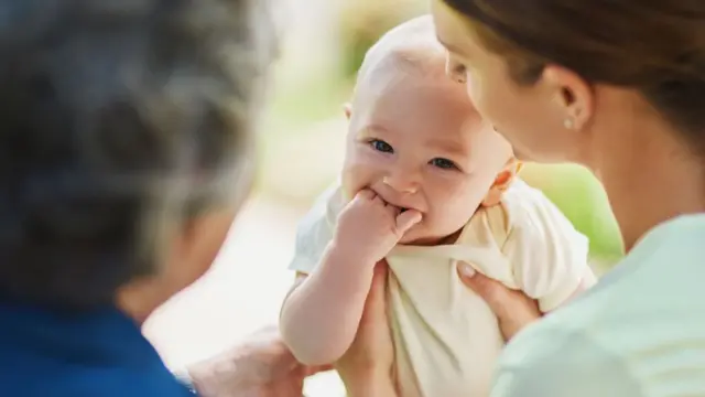 Бабушка и мама с ребенком